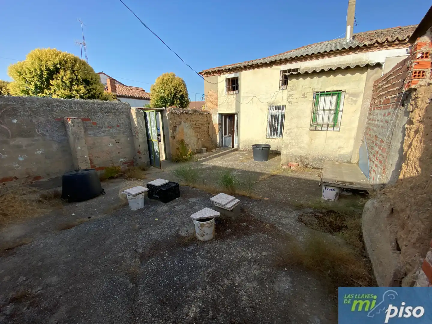 Vista exterior de Casa adosada en venda en Rueda amb Jardí privat, Terrassa i Traster