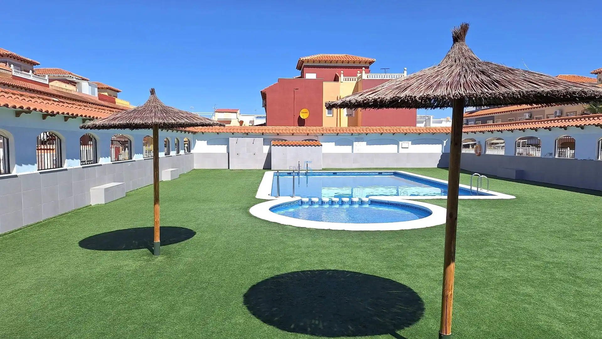 Piscina de Casa adosada en venta en Torrevieja con Aire acondicionado, Terraza y Piscina