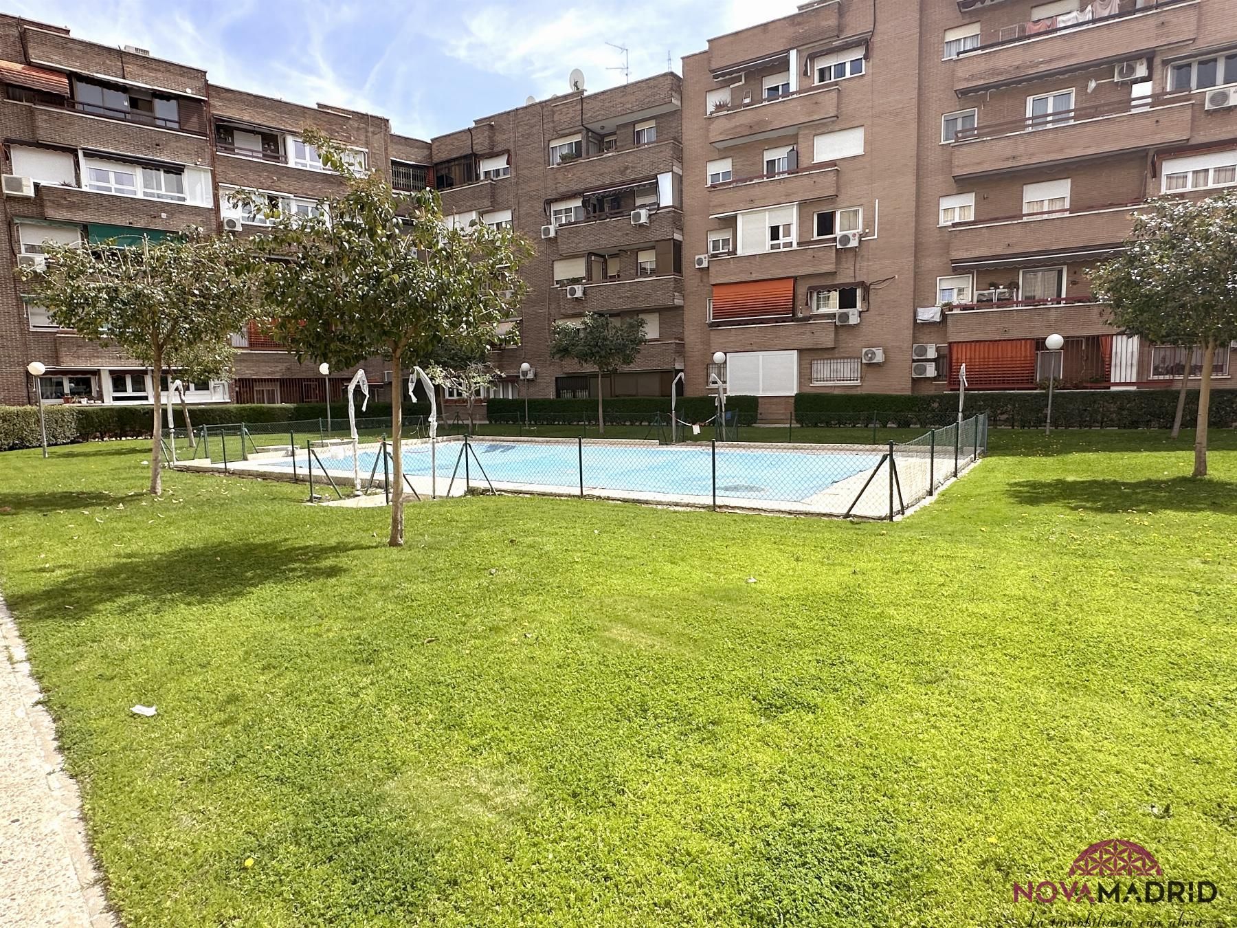 Swimming pool of Flat for sale in Leganés  with Air Conditioner, Heating and Parquet flooring