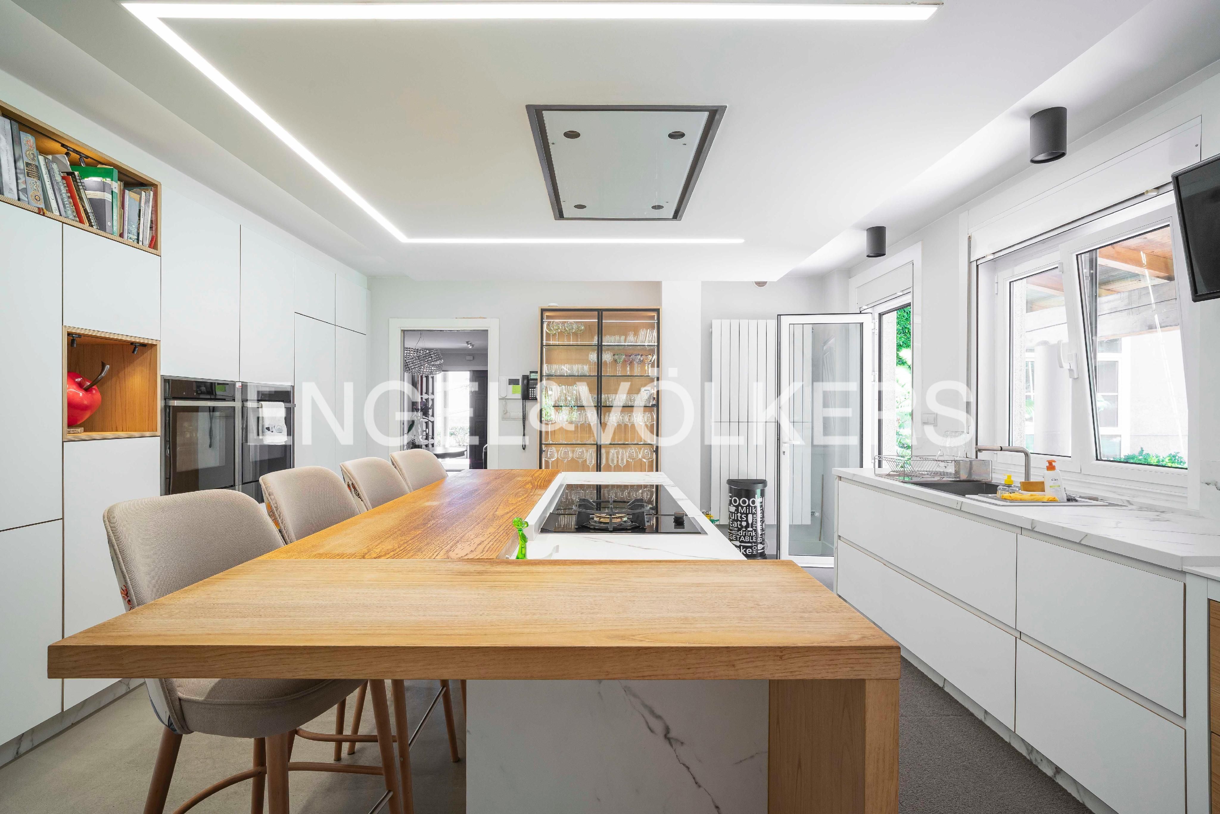 Cuina de Casa o xalet en venda en A Coruña Capital  amb Calefacció, Jardí privat i Traster