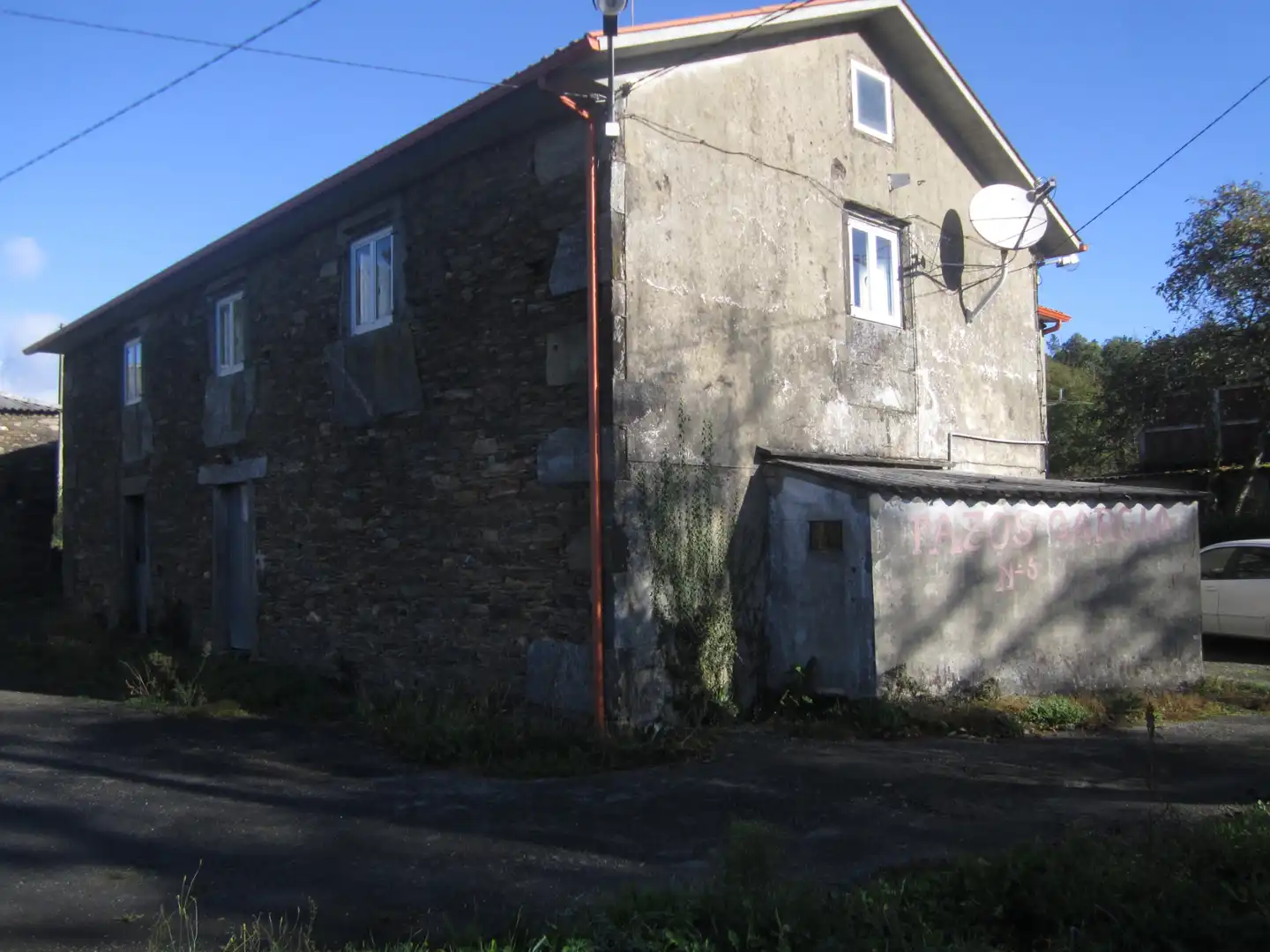 Vista exterior de Casa o xalet en venda en Monfero amb Jardí privat, Terrassa i Traster