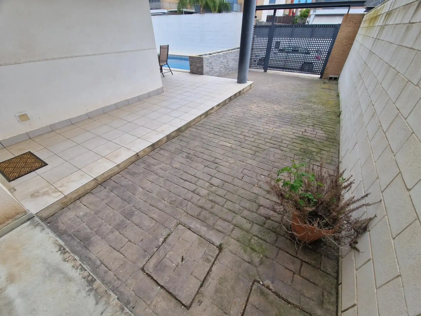 Aparcament de Casa adosada en venda en La Pobla de Vallbona amb Aire condicionat, Calefacció i Jardí privat