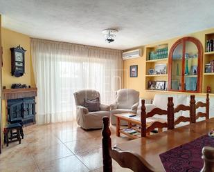 Sala d'estar de Casa adosada en venda en Móstoles amb Aire condicionat, Terrassa i Balcó
