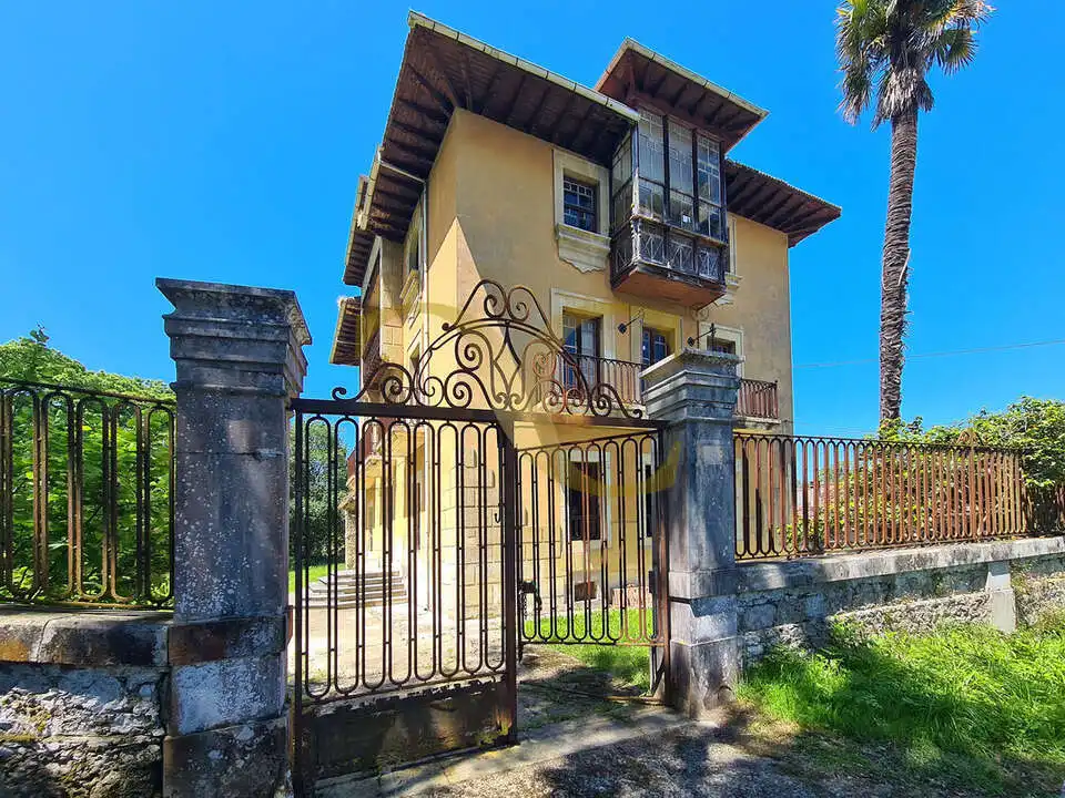 Vista exterior de Casa o xalet en venda en Llanes amb Jardí privat, Terrassa i Traster