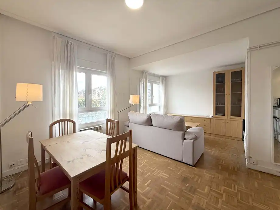 Sala d'estar de Pis en venda en Vitoria - Gasteiz amb Calefacció, Parquet i Moblat