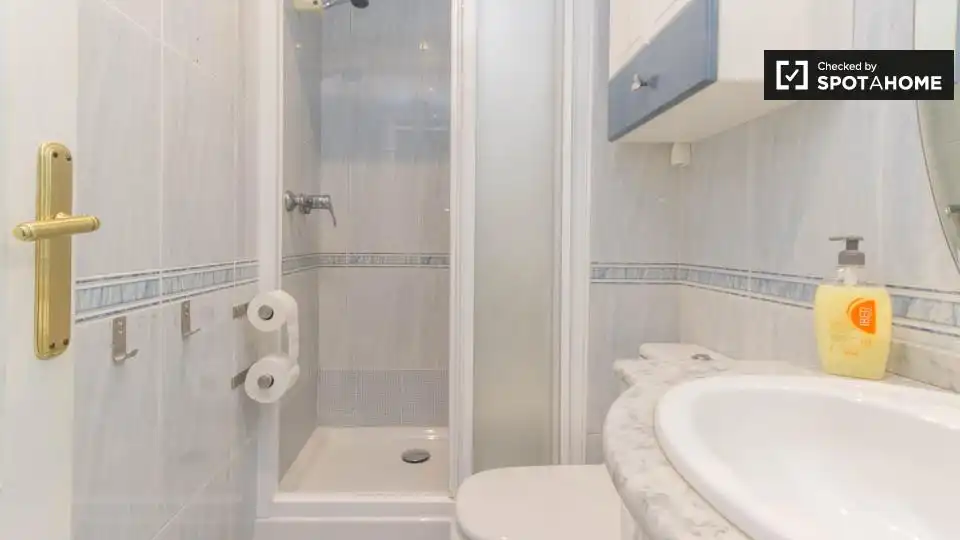 Badezimmer von Wohnung zur untervermieten in Bilbao  mit Klimaanlage, Heizung und Möbliert