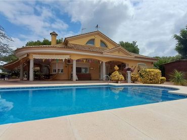 Chalet con balcón en venta en Serra