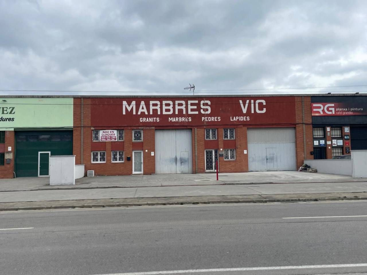 Vista exterior de Nave industrial de alquiler en Vic
