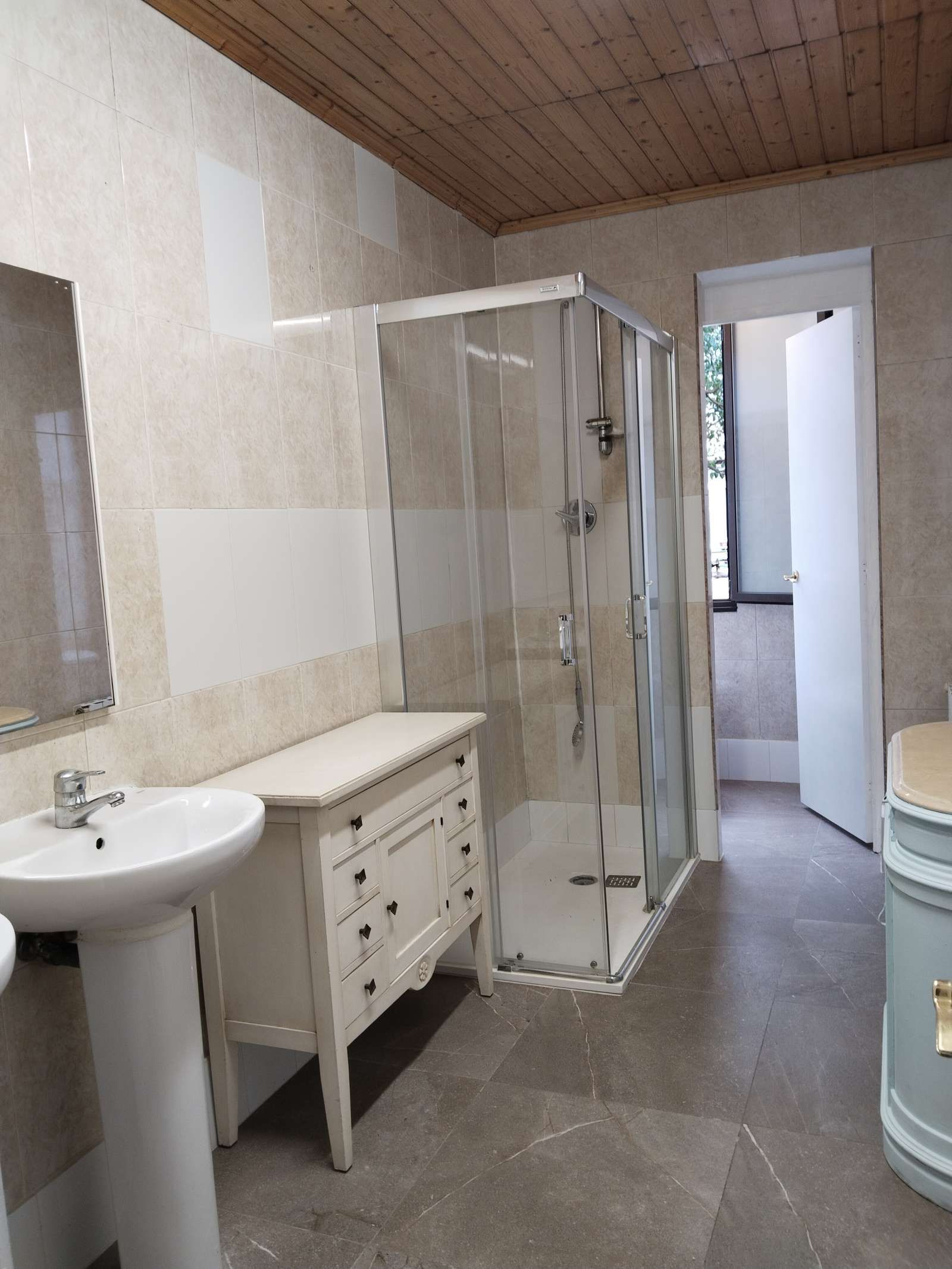 Bathroom of Flat to share in Bilbao   with Air Conditioner, Heating and Terrace