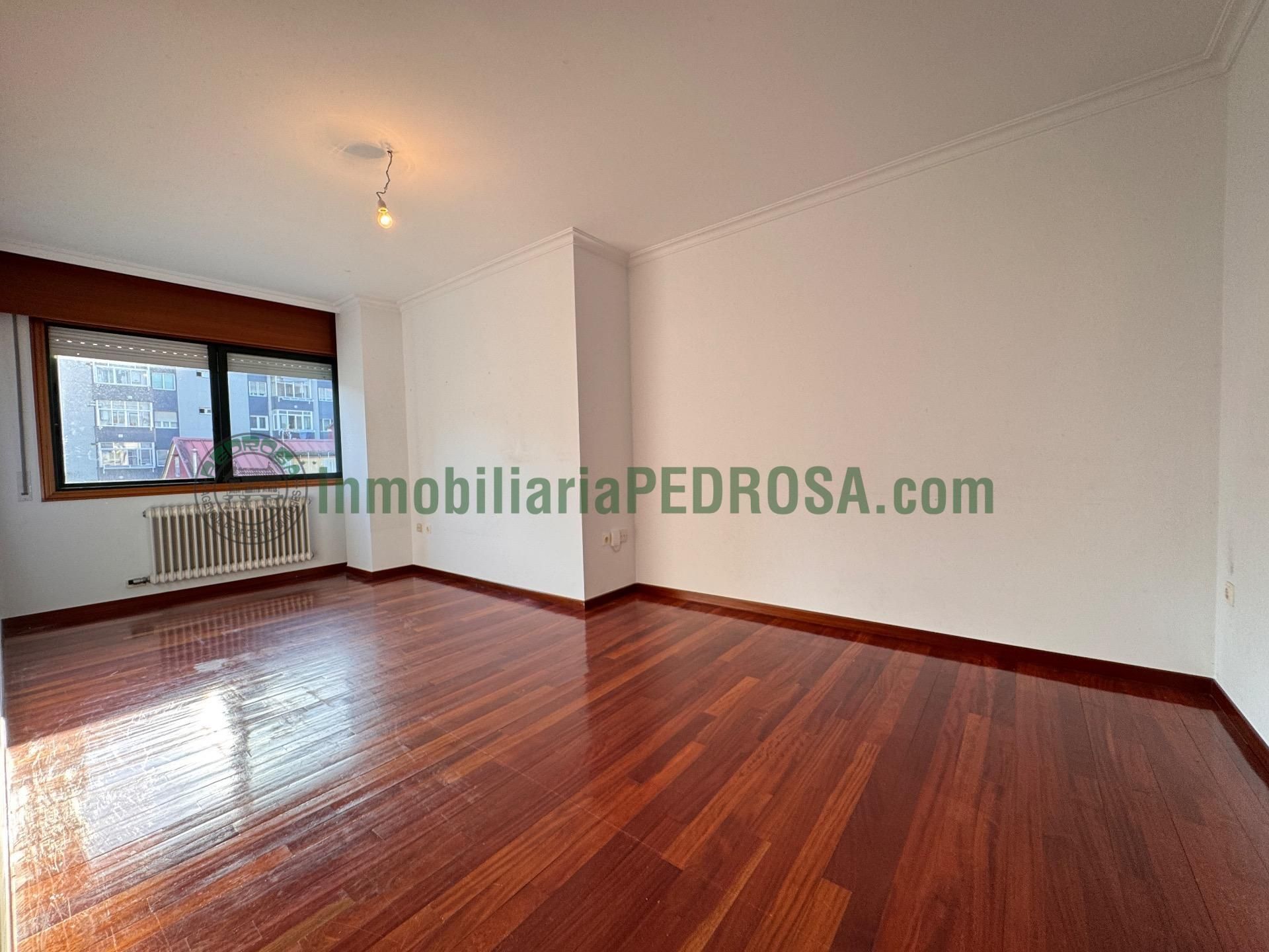 Sala d'estar de Pis en venda en Pontevedra Capital  amb Calefacció i Traster