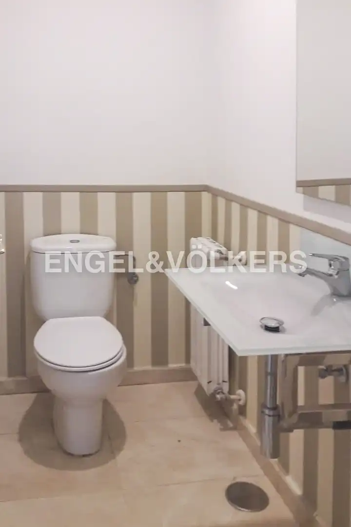 Bathroom of Flat for rent in Madrid  with Air Conditioner, Heating and Parquet flooring