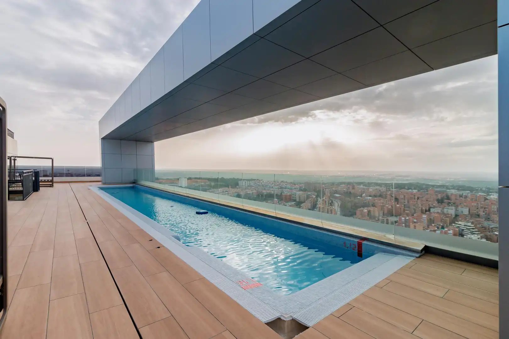 Piscina de Apartamento en venta en Madrid con Calefacción, Jardín privado y Piscina comunitaria