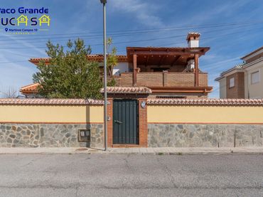 Chalet con balcón en venta en Calle de Alonso Quijano 34