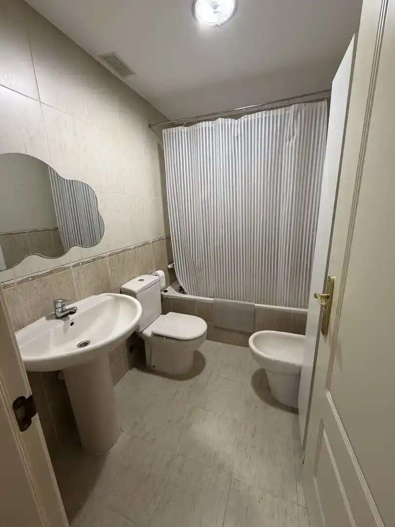 Badezimmer von Maisonette zur Miete in Toledo mit Parkett und Abstellraum