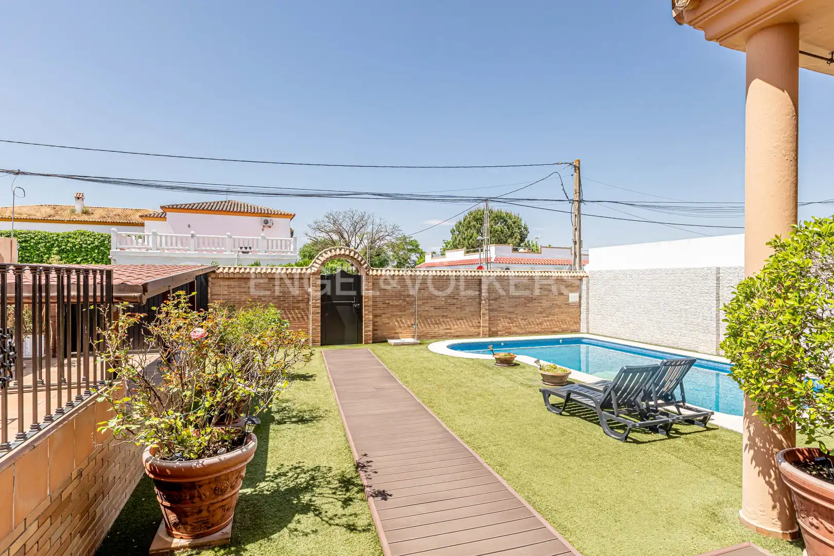 Vista exterior de Casa o xalet en venda en Utrera amb Aire condicionat, Calefacció i Jardí privat