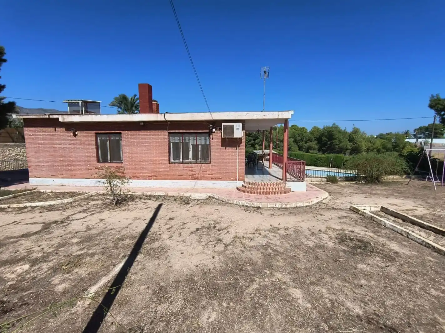 Vista exterior de Casa o xalet en venda en Crevillent amb Aire condicionat, Terrassa i Piscina