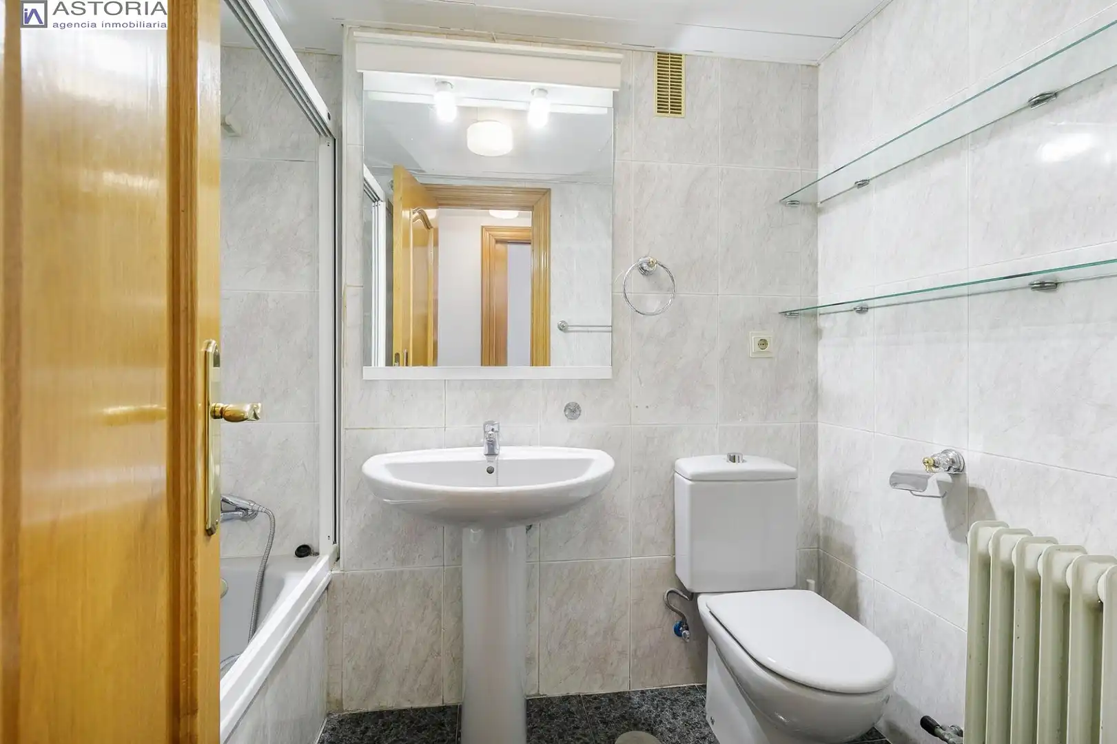 Bathroom of Flat for sale in Granada  with Air Conditioner, Heating and Terrace