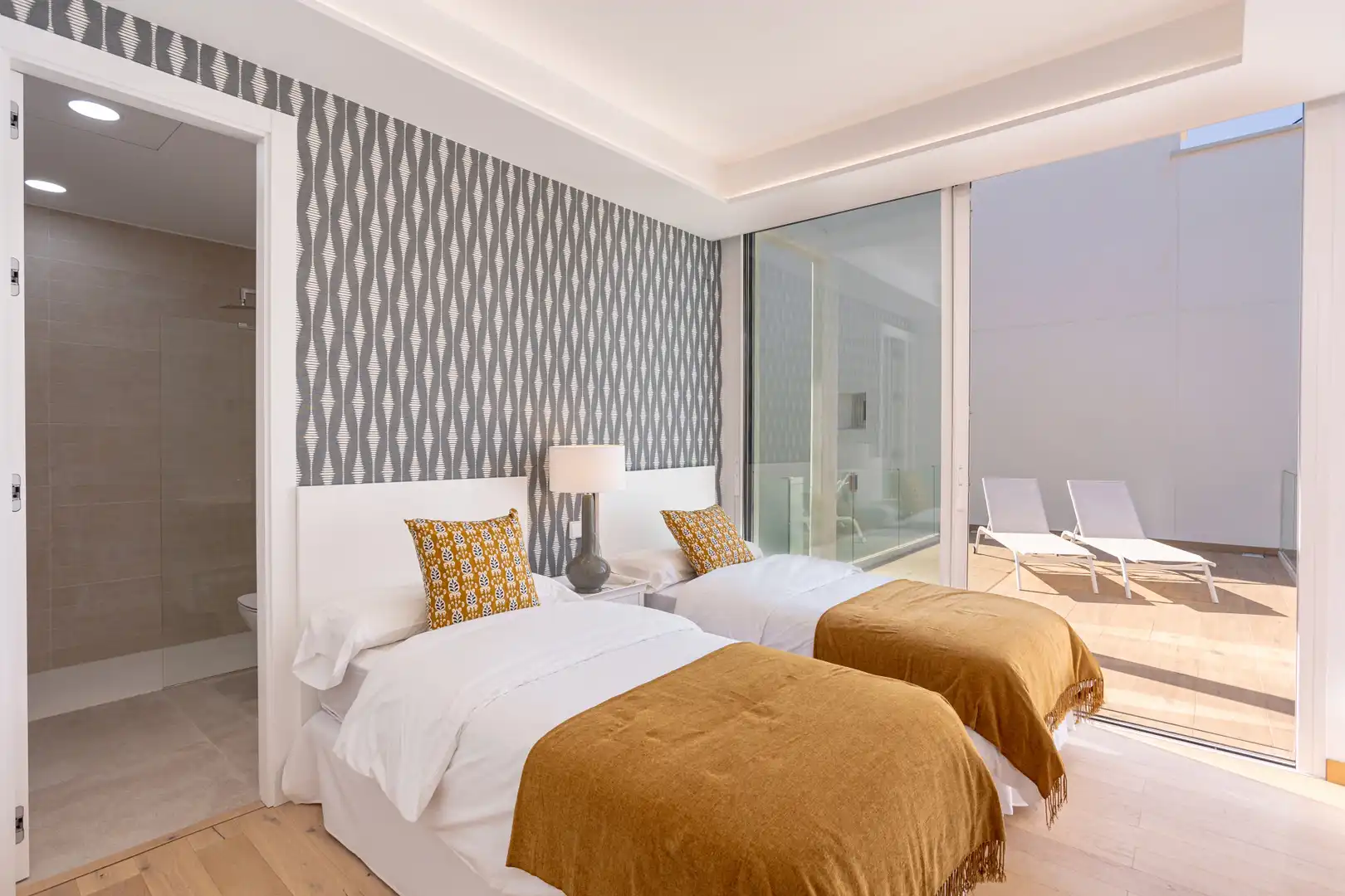 Dormitori de Casa o xalet en venda en Marbella amb Aire condicionat, Jardí privat i Terrassa