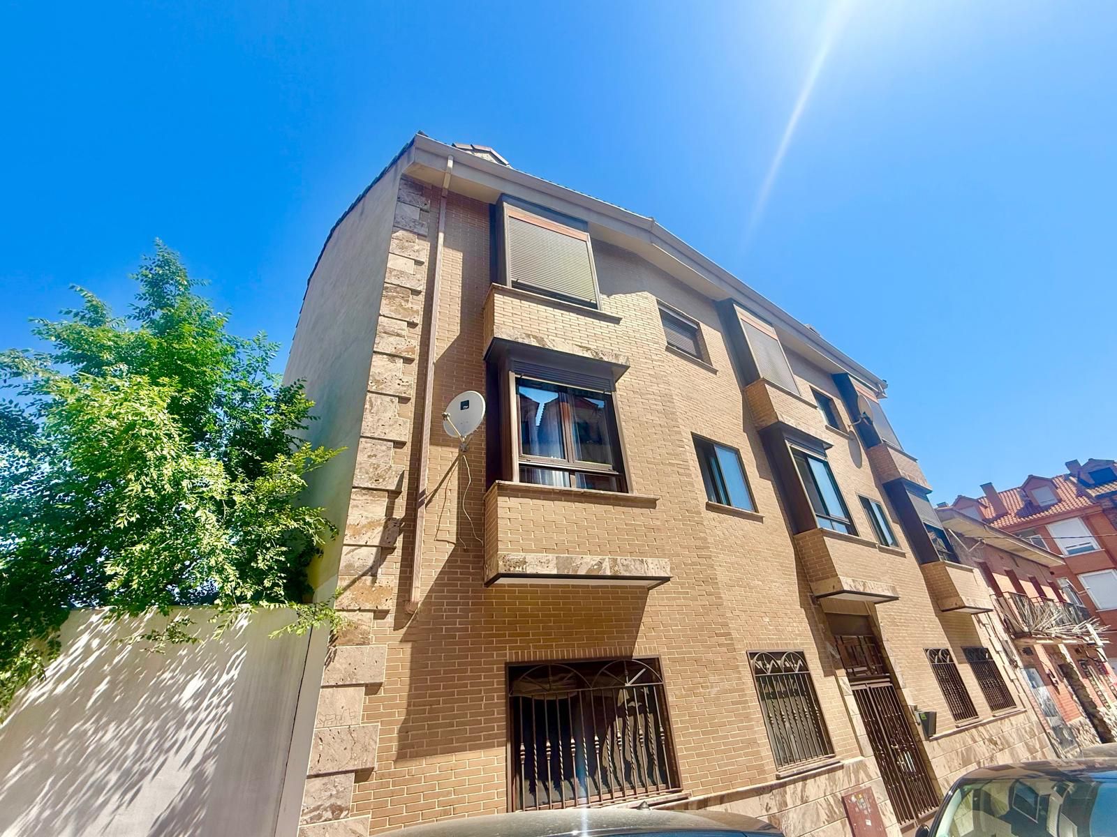 Vista exterior de Àtic en venda en Fuenlabrada amb Aire condicionat, Terrassa i Traster