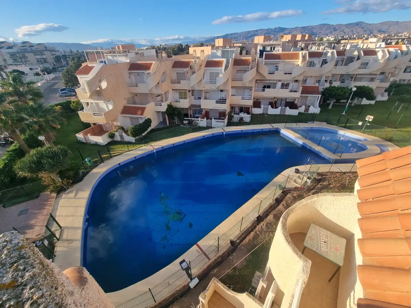 Piscina de Casa o xalet de lloguer en Almería amb Jardí privat, Terrassa i Traster