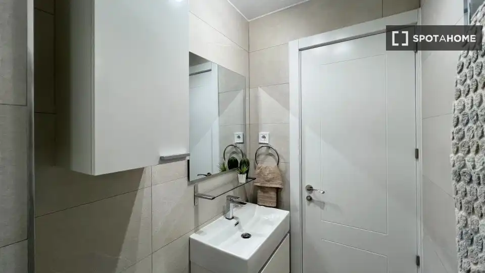 Bathroom of Flat for rent in Madrid  with Air Conditioner, Heating and Furnished