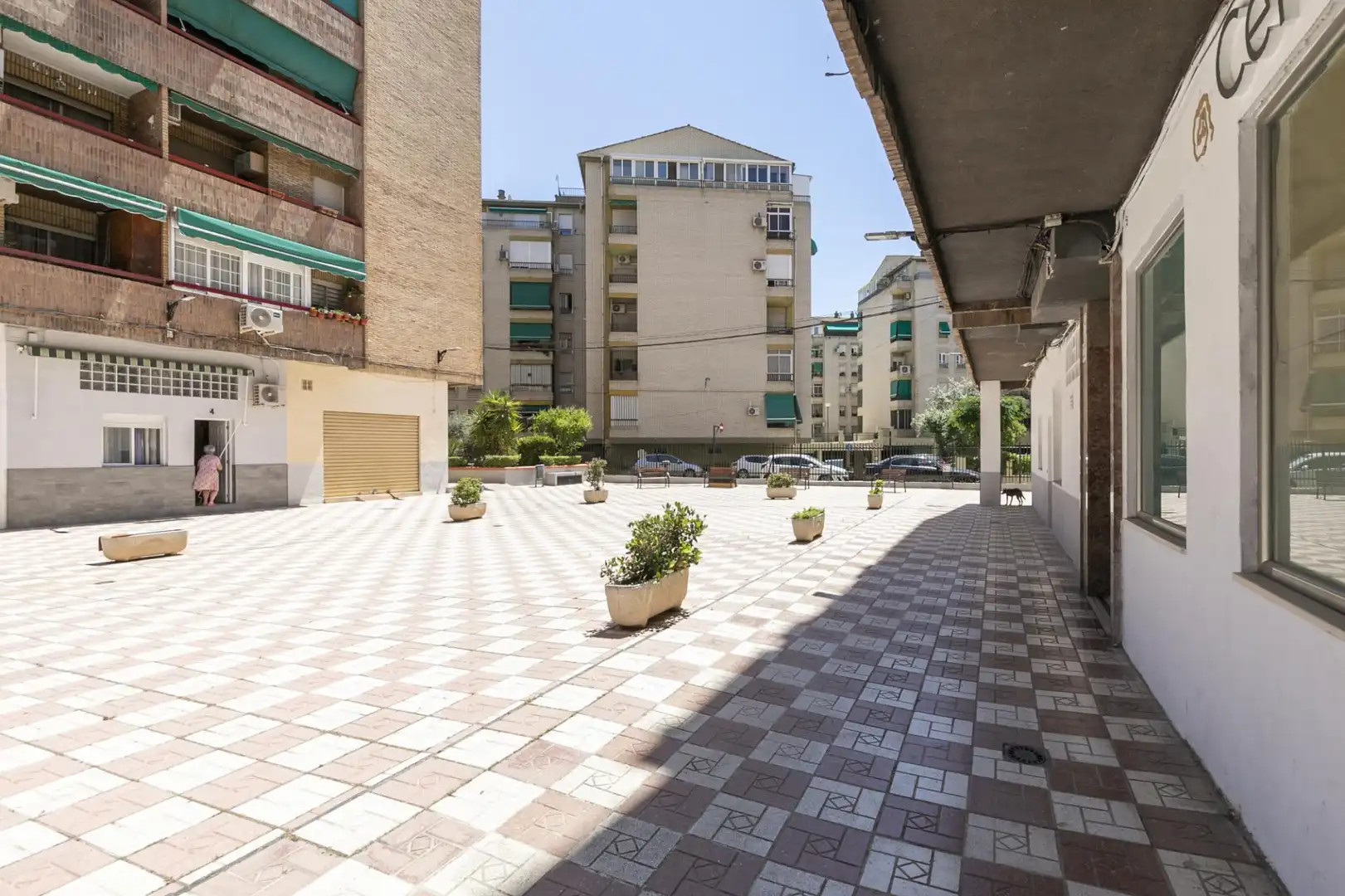 Vista exterior de Estudi en venda en Granada amb Aire condicionat i Moblat