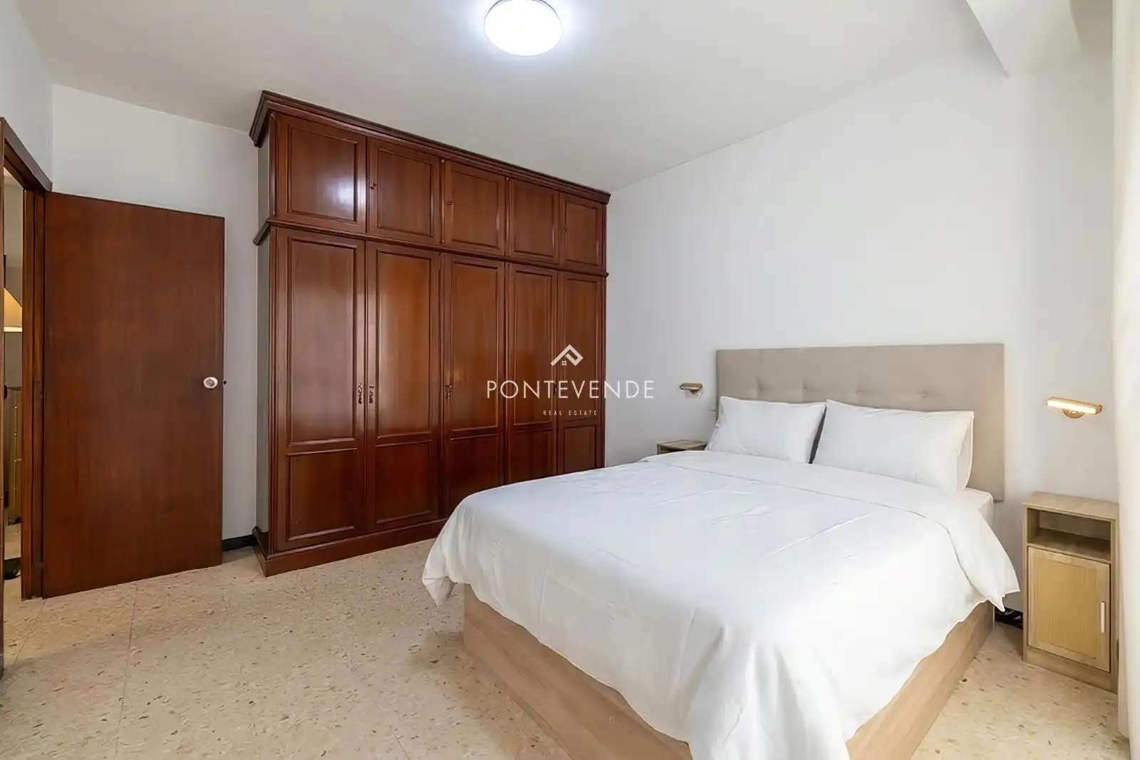 Dormitori de Pis en venda en Pontevedra Capital  amb Calefacció, Terrassa i Moblat