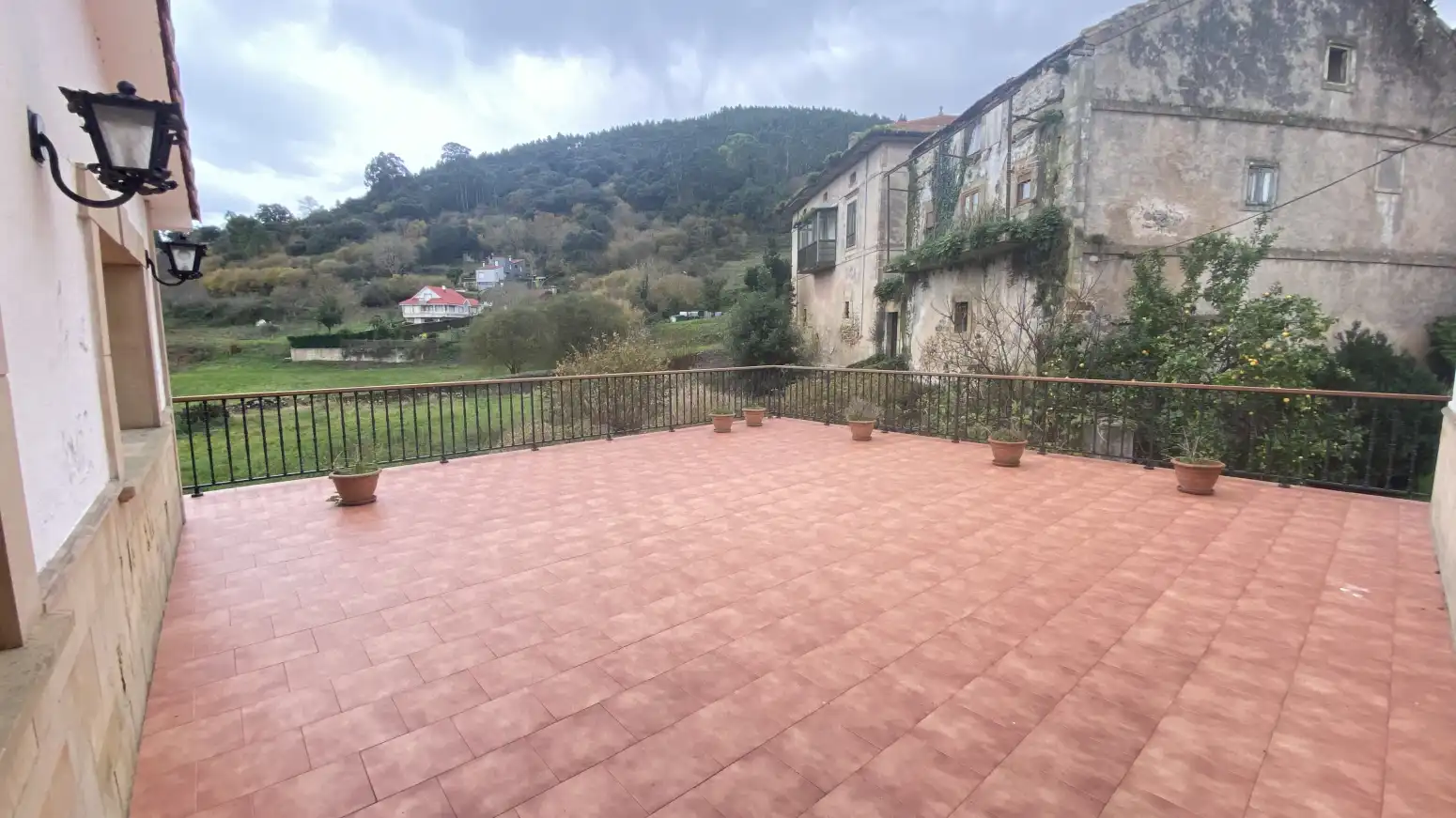Terrasse von Einfamilien-Reihenhaus zum Verkauf in Voto mit Heizung, Privatgarten und Terrasse