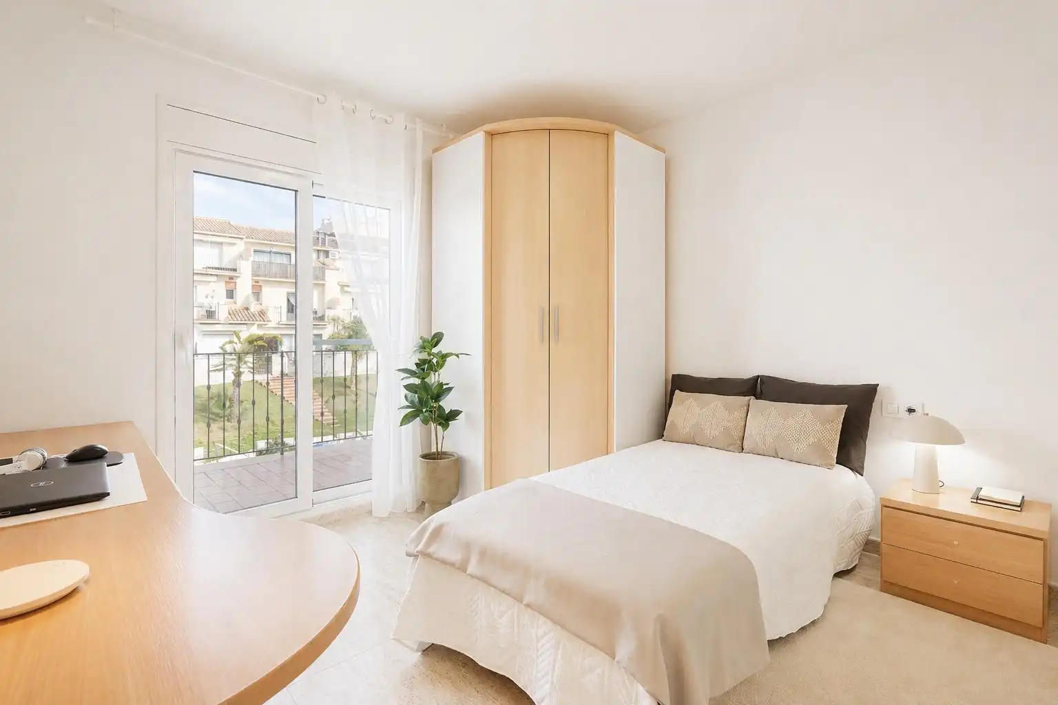 Schlafzimmer von Einfamilien-Reihenhaus zum Verkauf in Sitges mit Klimaanlage, Heizung und Privatgarten