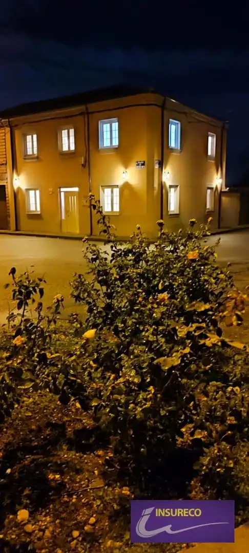 Vista exterior de Casa o xalet en venda en Bustillo del Páramo amb Calefacció, Jardí privat i Parquet