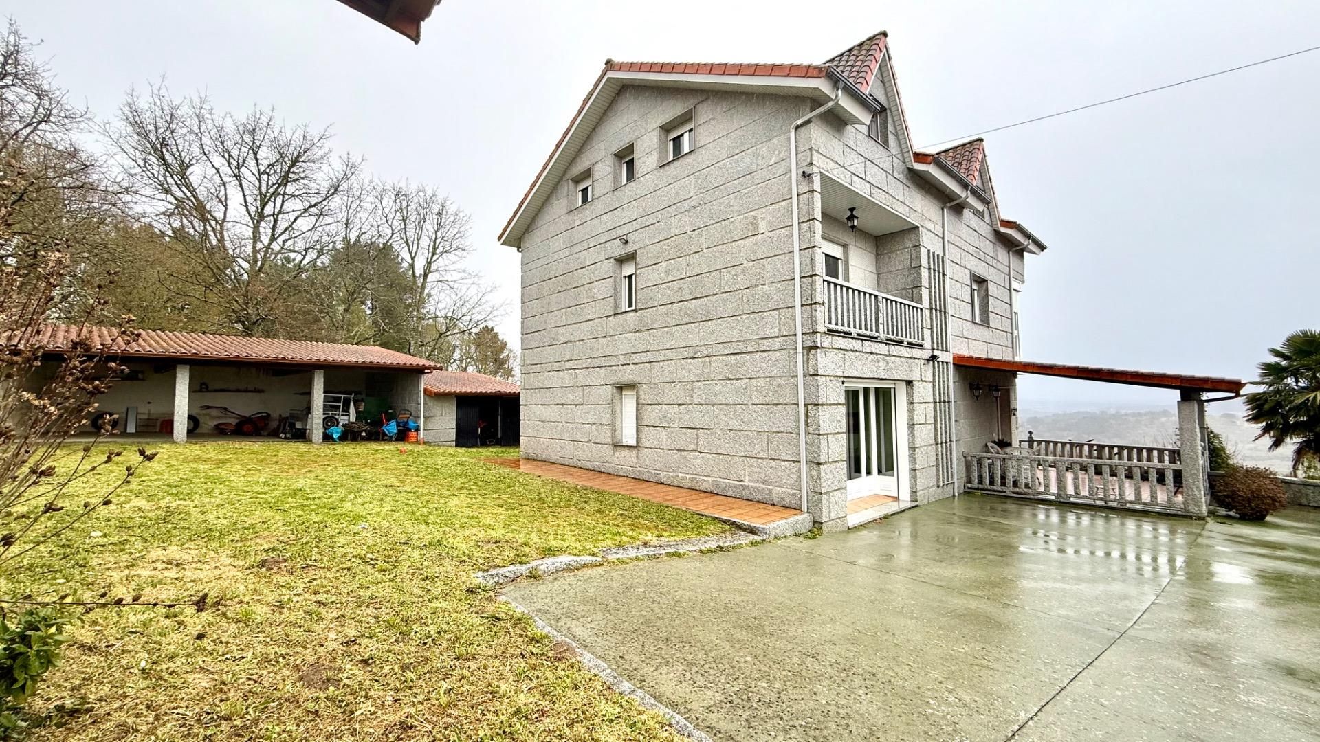 Vista exterior de Finca rústica en venda en Toén amb Calefacció, Jardí privat i Traster