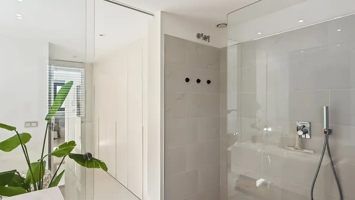 Badezimmer von Wohnungen zum Verkauf in Estepona mit Klimaanlage, Terrasse und Abstellraum
