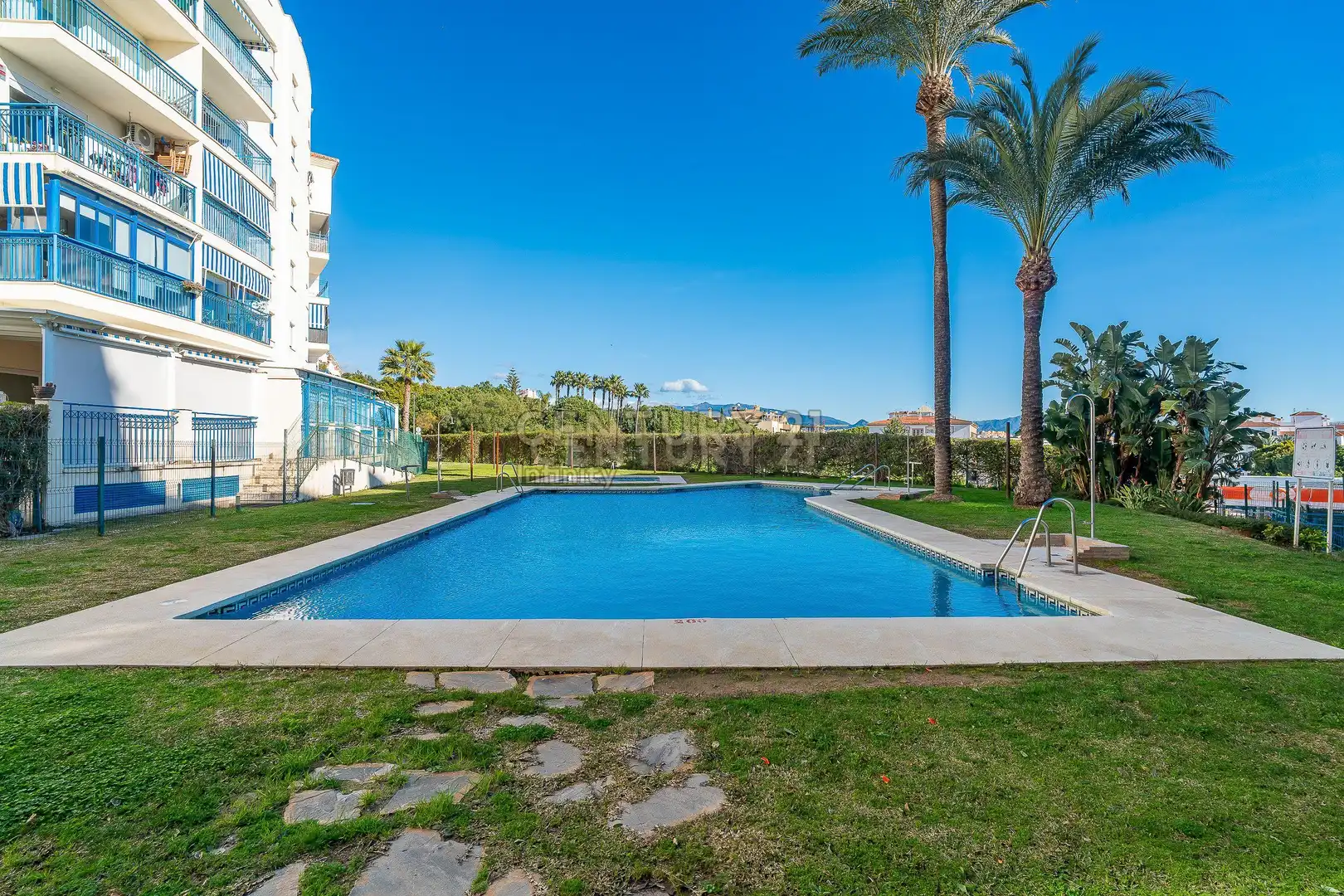 Piscina de Apartamento en venta en Estepona con Jardín privado, Horno y Piscina comunitaria