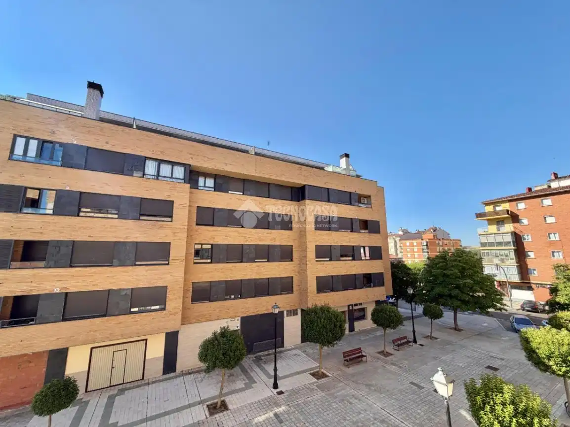 Vista exterior de Pis en venda en Palencia amb Parquet i Traster