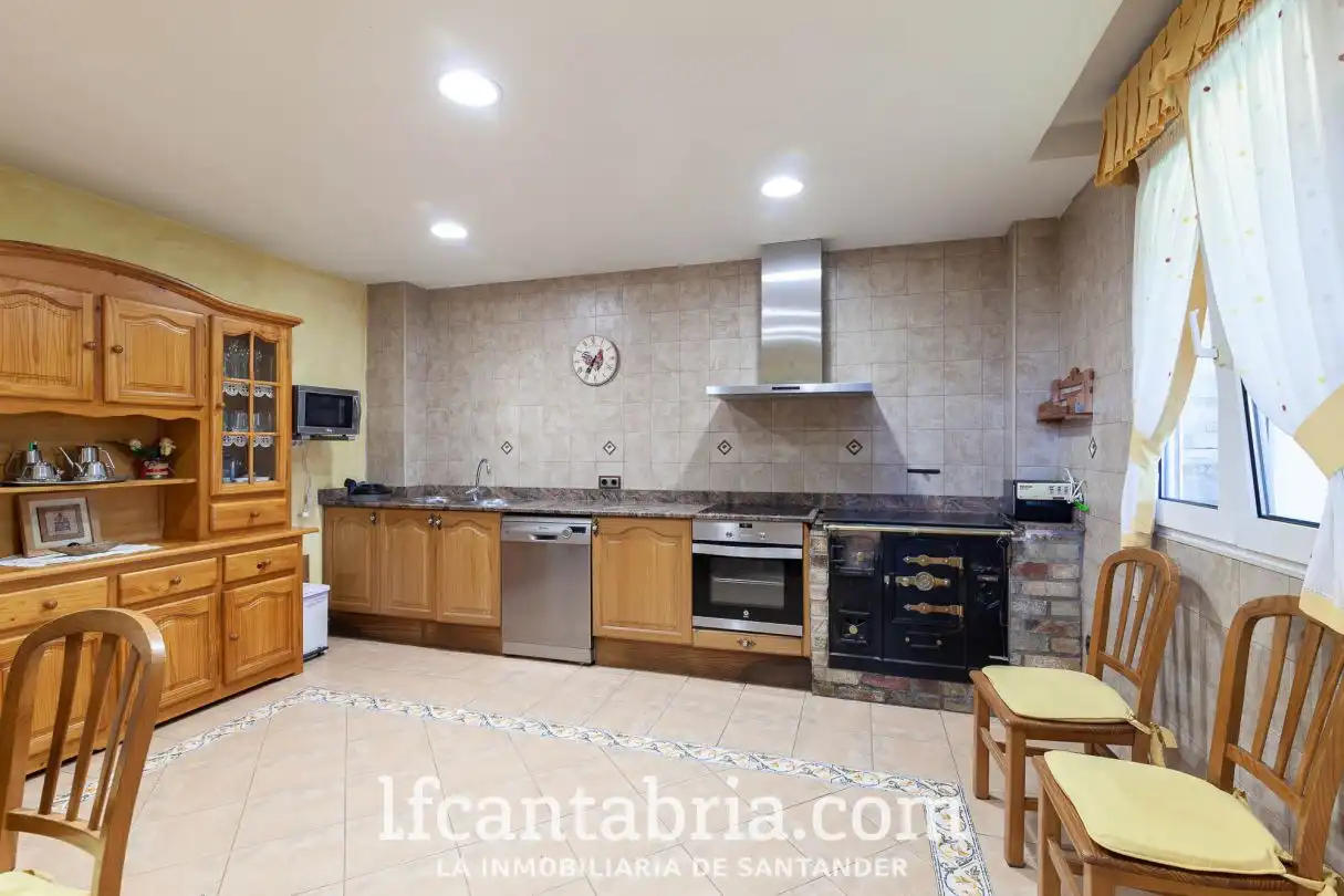 Cocina de Casa o chalet en venta en Santa Cruz de Bezana con Calefacción, Jardín privado y Trastero