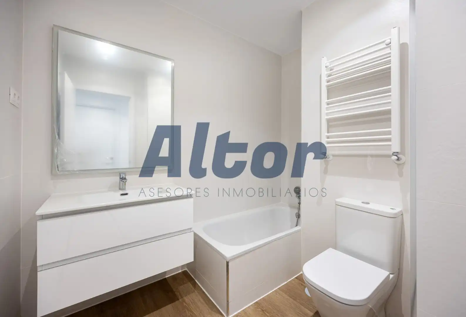 Bathroom of Flat for sale in Madrid  with Air Conditioner and Heating