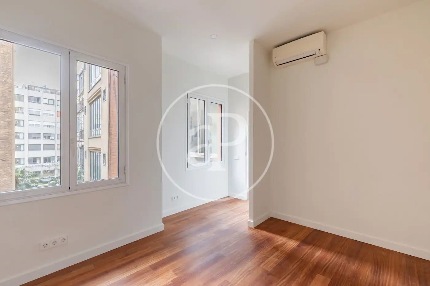 Schlafzimmer von Wohnung zum Verkauf in Barcelona mit Klimaanlage, Heizung und Balkon