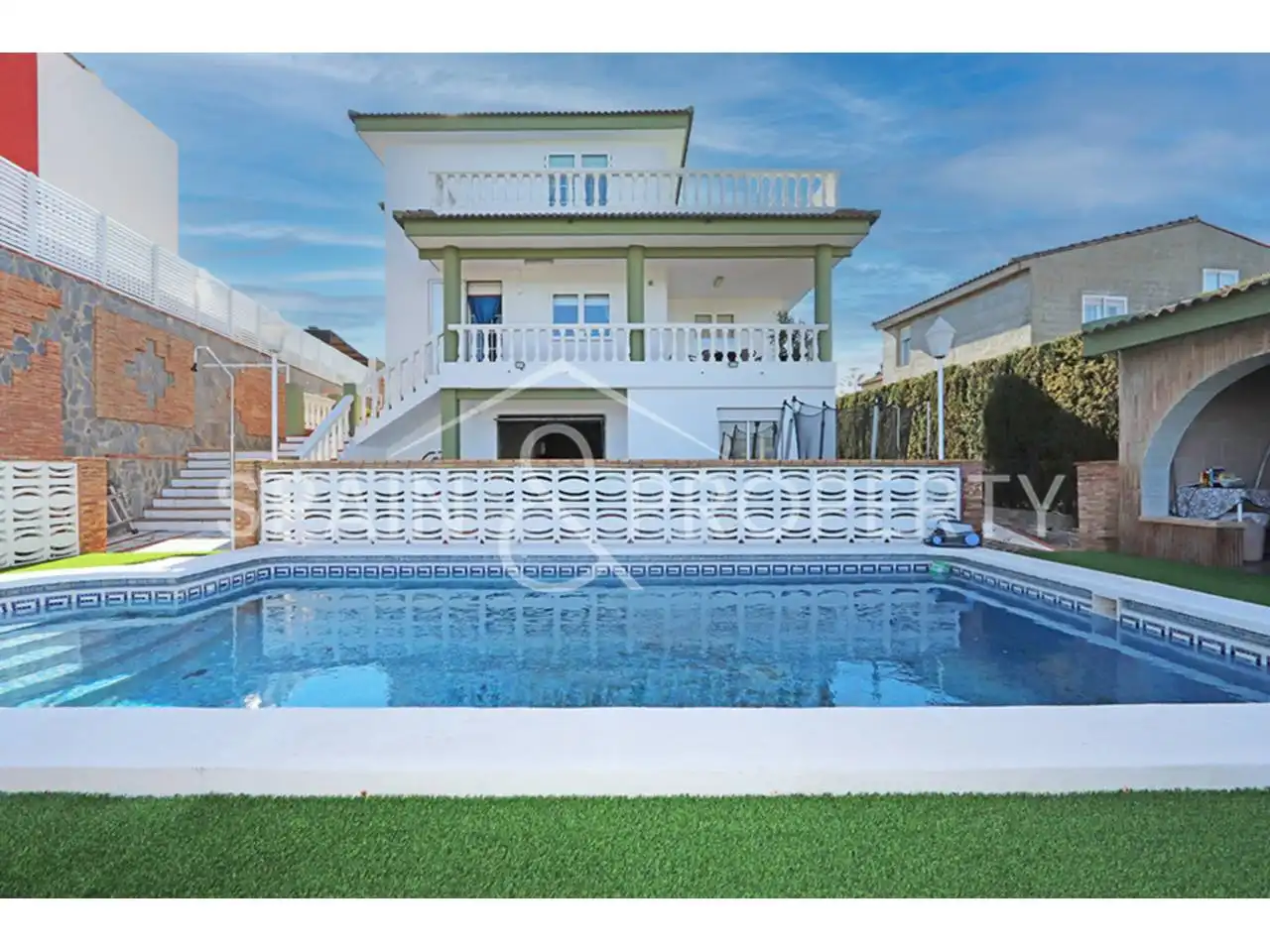 Detached house with pool for sale in Montserrat