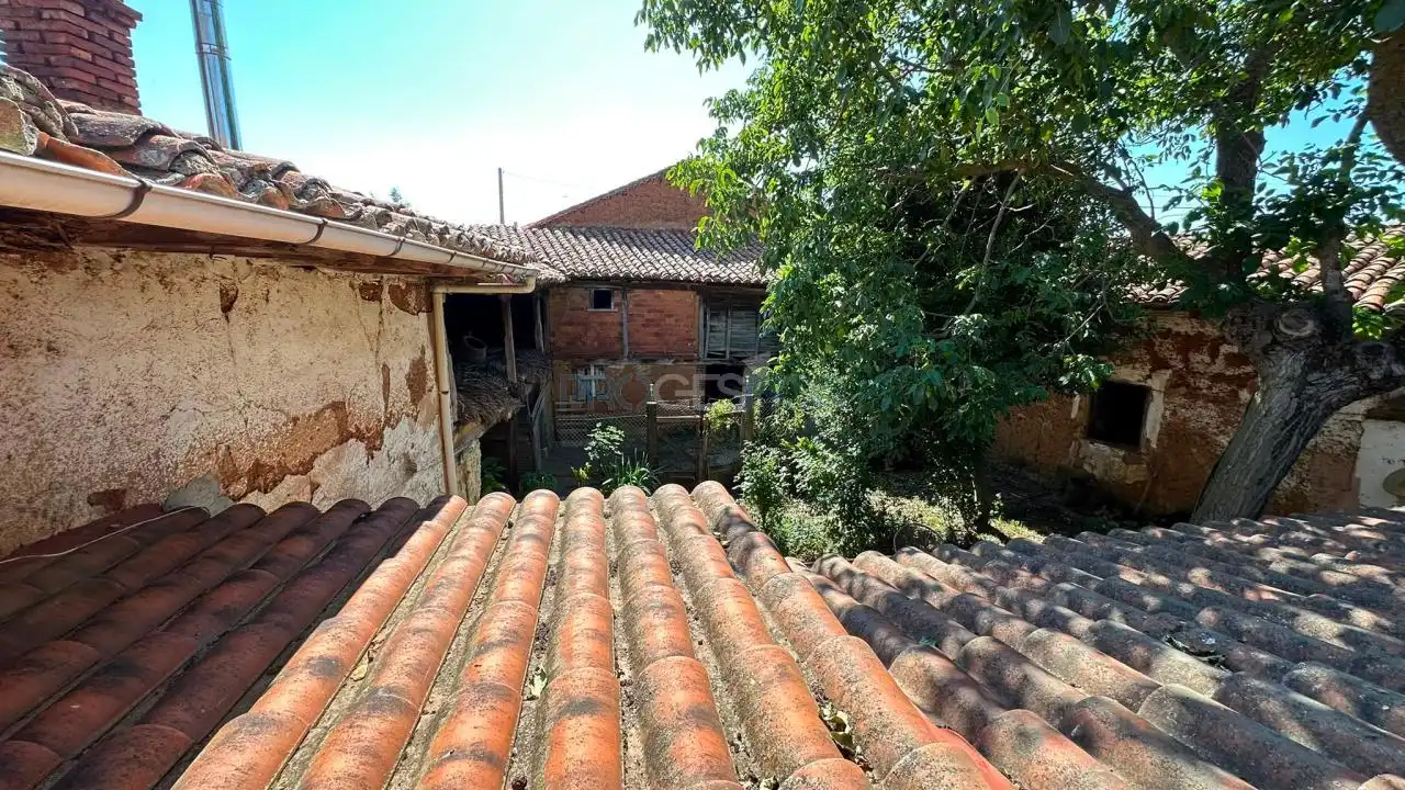 Vista exterior de Finca rústica en venda en Chozas de Abajo amb Calefacció, Jardí privat i Moblat
