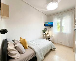 Bedroom of Flat to share in  Madrid Capital  with Heating, Washing machine and TV