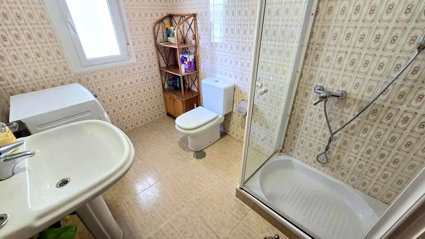 Badezimmer von Wohnungen zum Verkauf in Gandia mit Klimaanlage, Terrasse und Möbliert