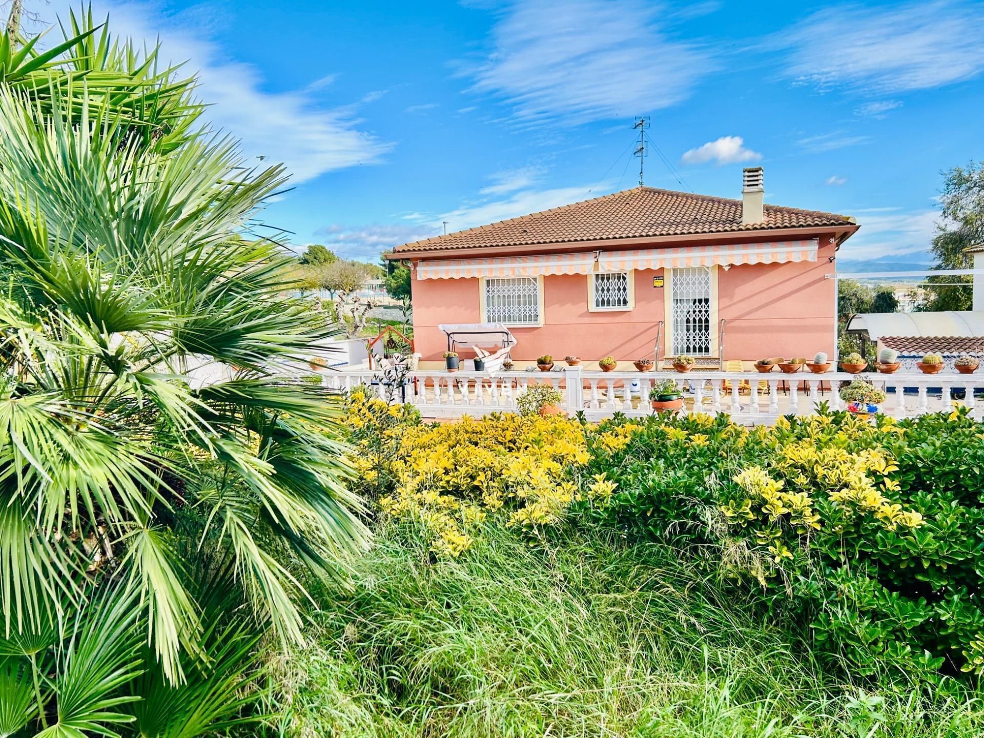 Exterior view of House or chalet for sale in Vilanova i la Geltrú  with Air Conditioner, Heating and Private garden