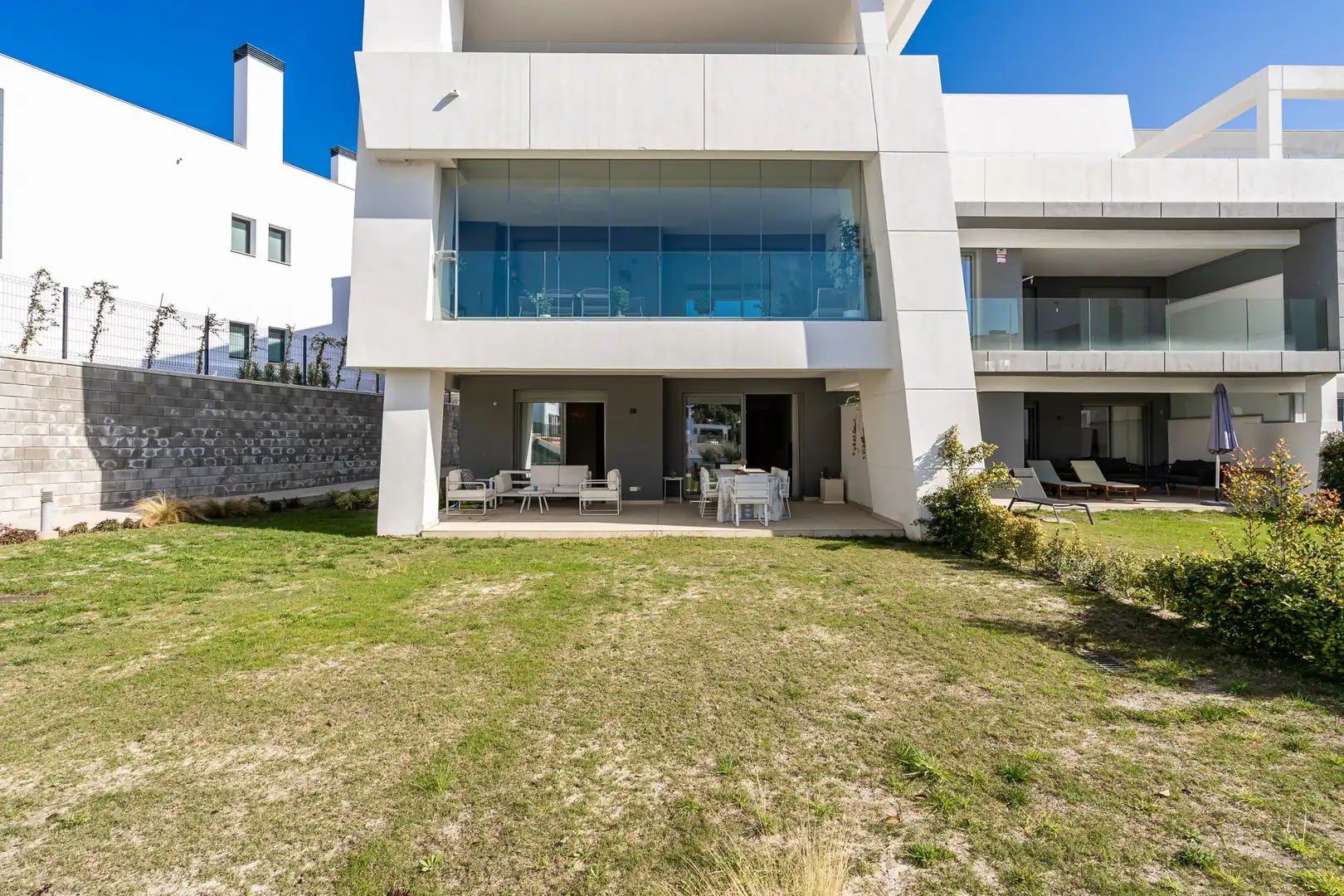 Außenansicht von Erdgeschoss zum Verkauf in Estepona mit Klimaanlage, Terrasse und Schwimmbad