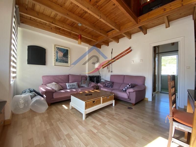 Sala d'estar de Dúplex en venda en Hermandad de Campoo de Suso amb Calefacció, Parquet i Traster