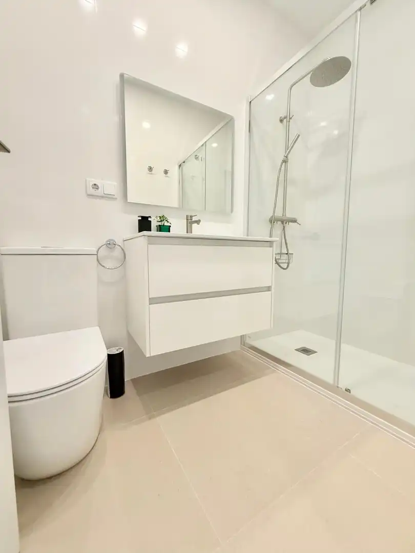 Badezimmer von Wohnung zur Miete in Valencia mit Klimaanlage, Heizung und Möbliert