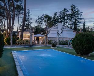 Swimming pool of House or chalet for sale in  Madrid Capital  with Air Conditioner, Heating and Private garden