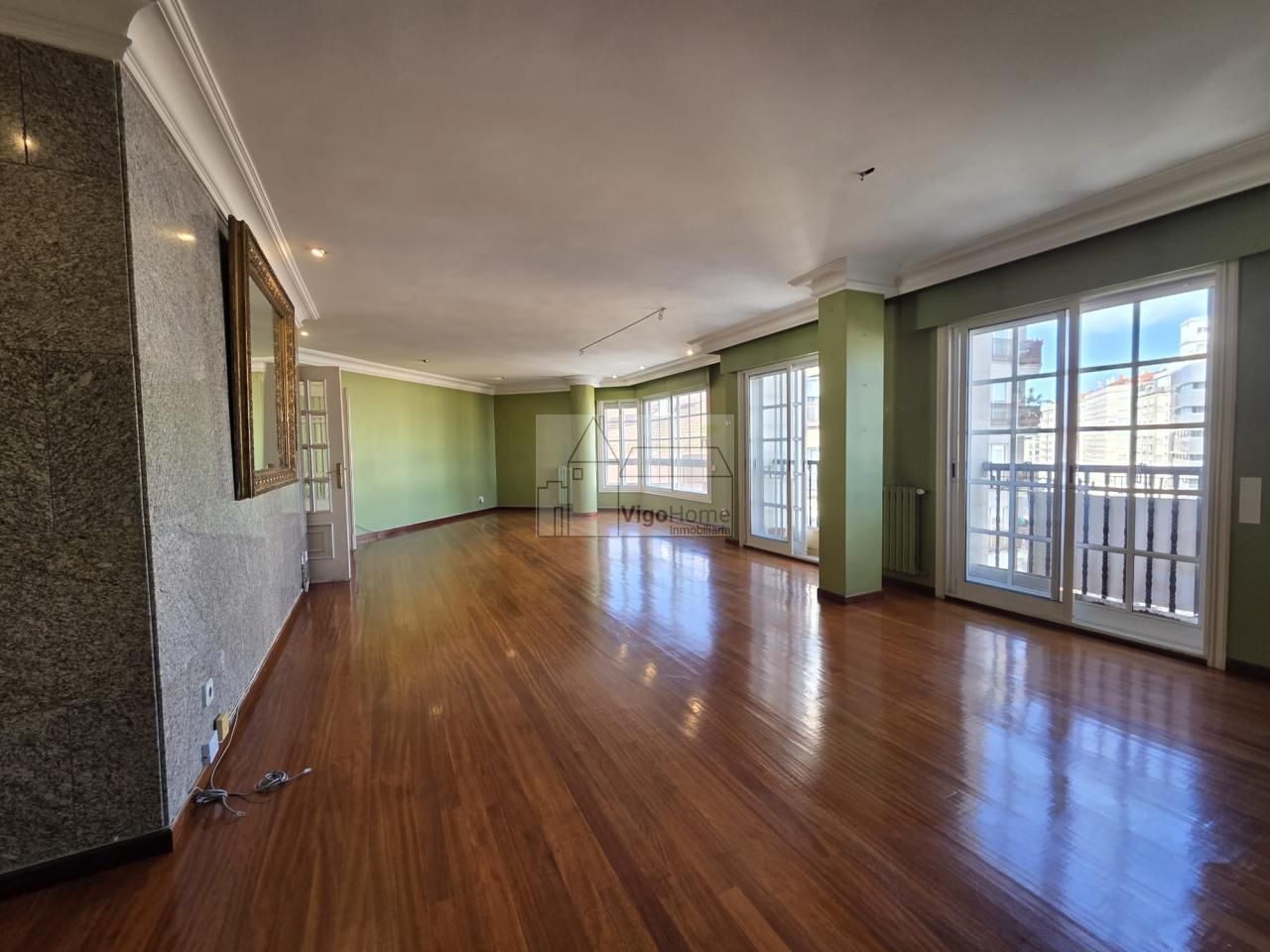 Sala d'estar de Pis en venda en Vigo  amb Calefacció, Parquet i Traster