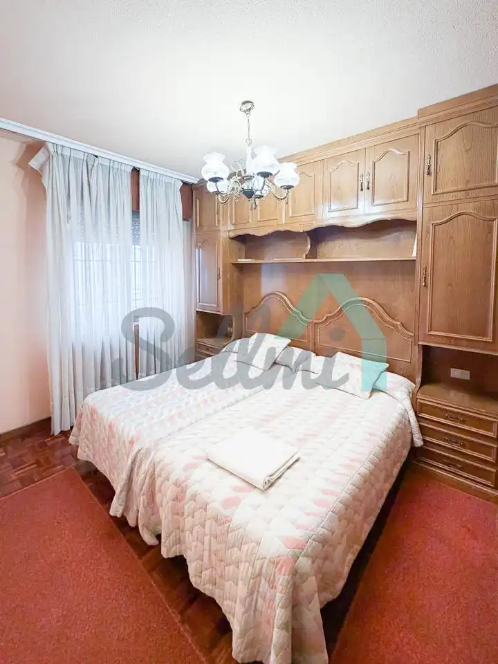 Bedroom of Flat for rent in Oviedo   with Heating, Parquet flooring and Furnished