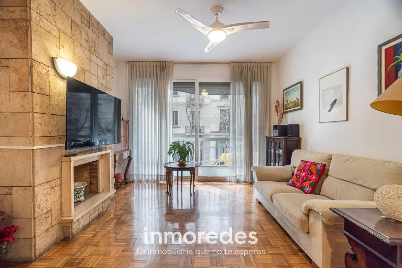 Piso con terraza en venta en Carrer de Bailèn