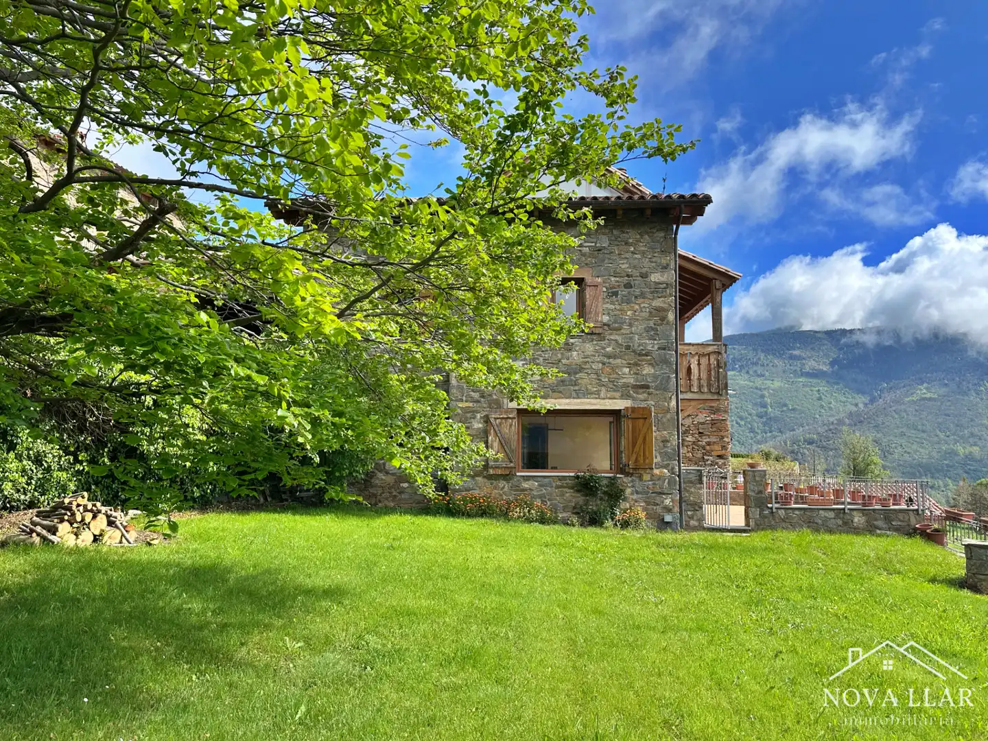 Außenansicht von Einfamilien-Reihenhaus zum Verkauf in Vilallonga de Ter mit Heizung, Privatgarten und Terrasse